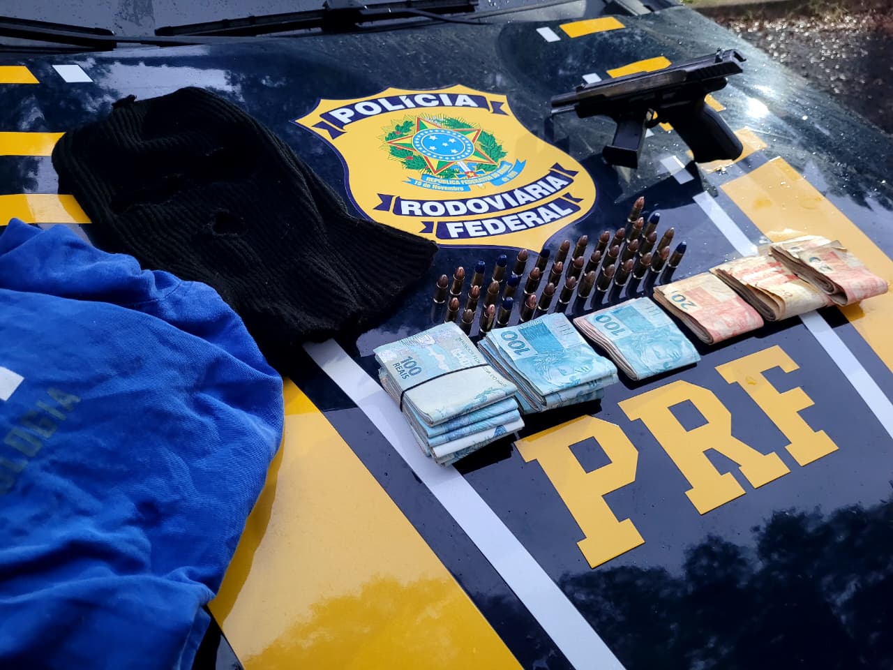 Fundão | PRF recupera carro roubado, apreende arma e prende foragido da justiça