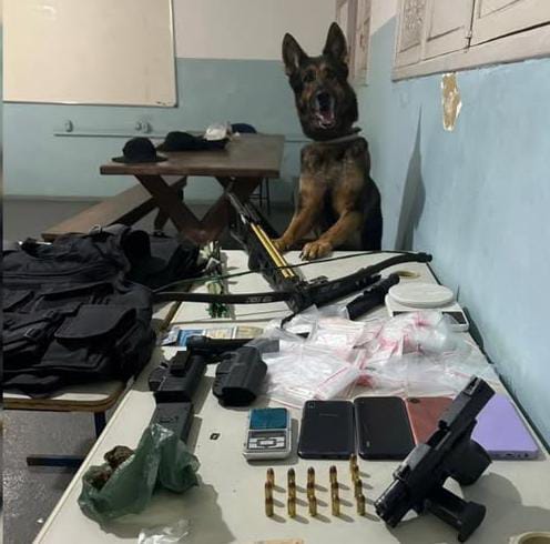 Aracruz | PM cumpre mandado de prisão e apreende drogas, pistola e dinheiro