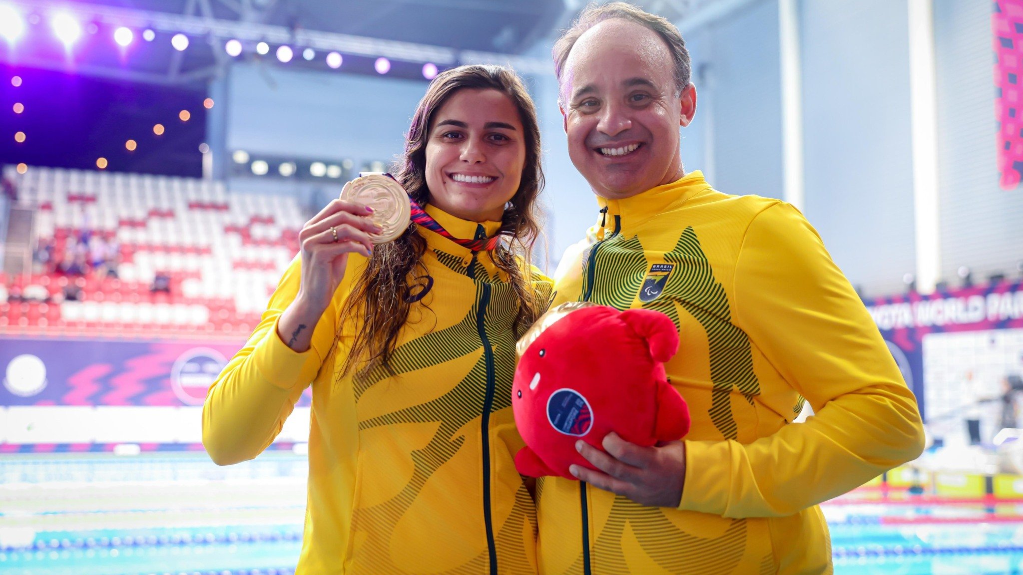 É ouro! Nadadora Mari Gesteira, do Álvares Cabral, é campeã no Mundial de Singapura