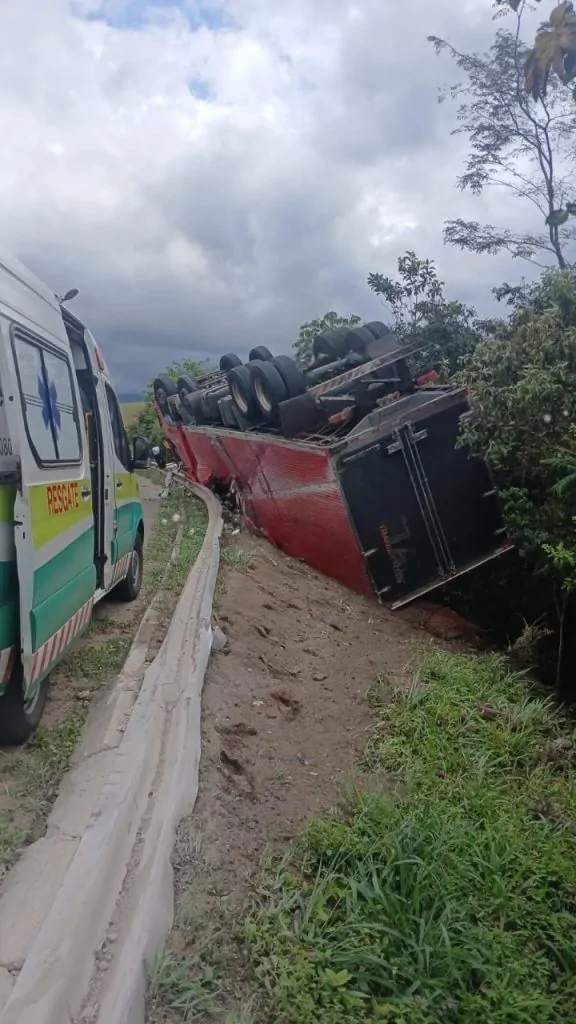 Fundão | Caminhão carregado com mamão capota na BR-101