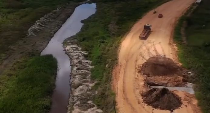 Obras da estrada que liga Aracruz a Regência avançam após troca de construtora