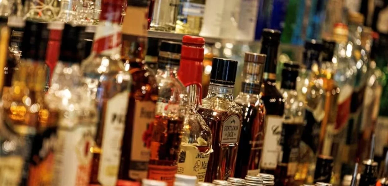 Crise do metanol: vendas em bares e restaurantes recuam 4,9% em setembro no Brasil