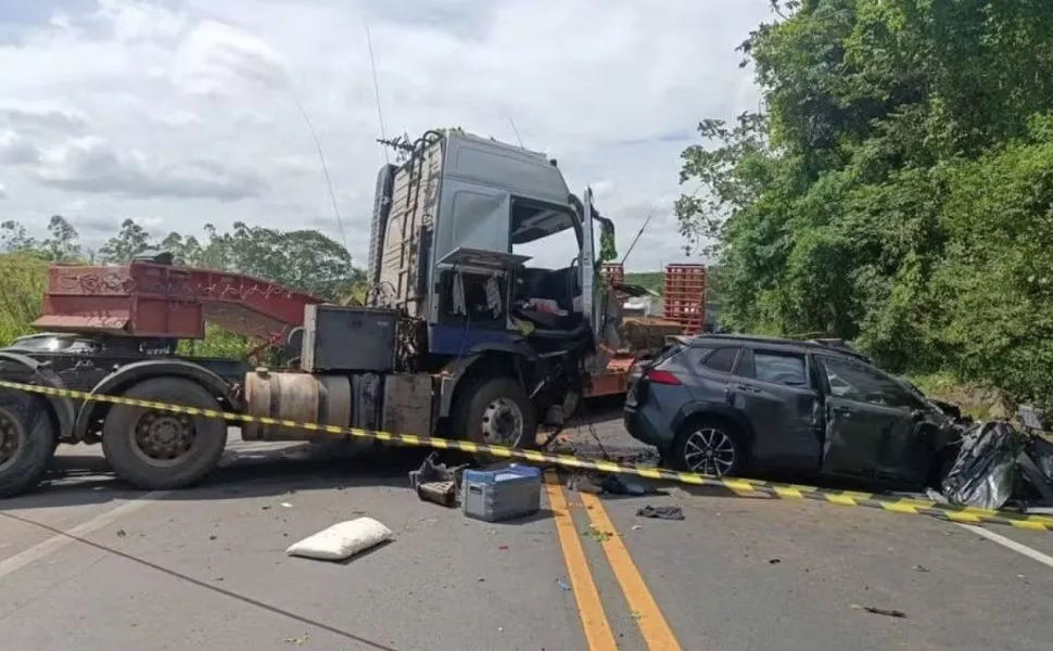 Mãe e filho morrem em acidente em Fundão; pista ficou interditada por 5 horas