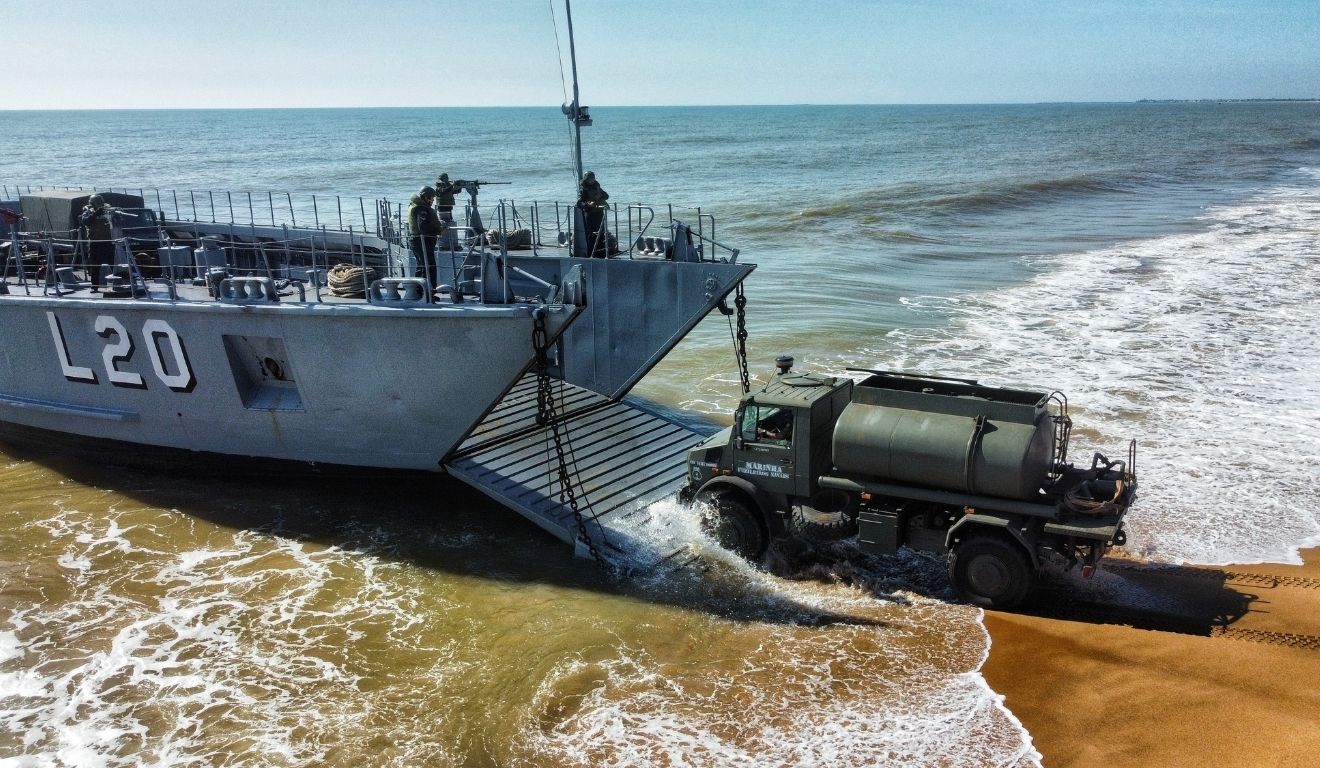 Megaoperação de guerra da Marinha tem caças, blindados e navios no litoral do ES