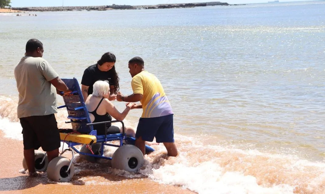 Aracruz retoma projeto de banho de mar acessível na Barra do Sahy
