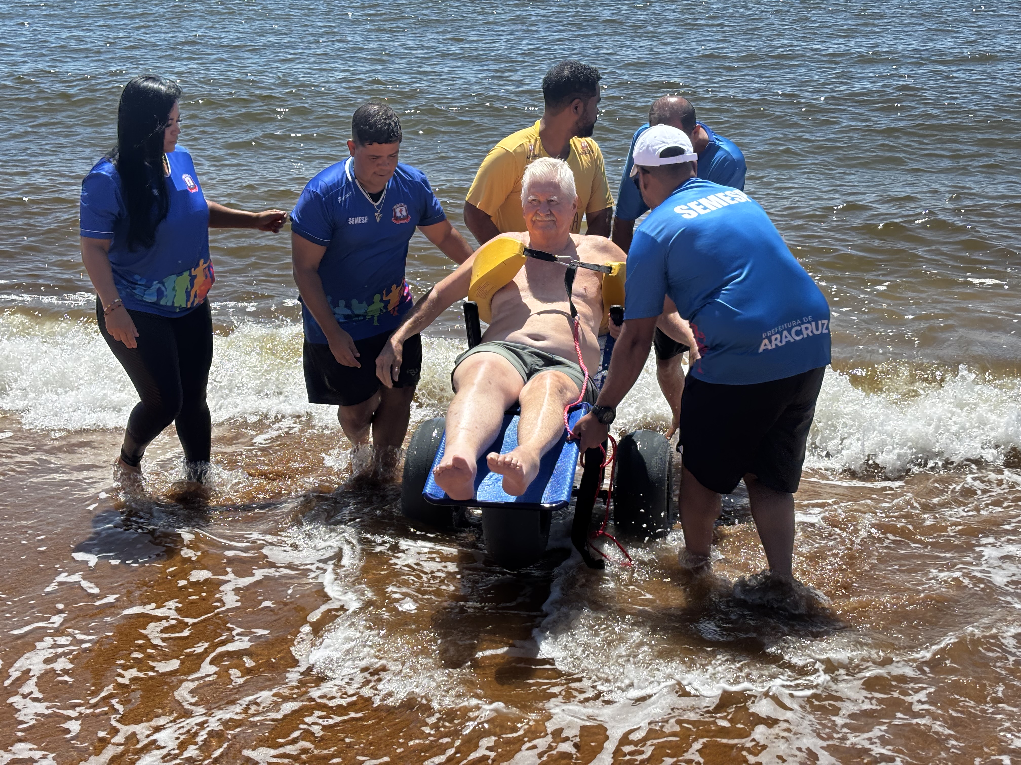 Nossa Praia Acessível de Aracruz promove primeiro banho