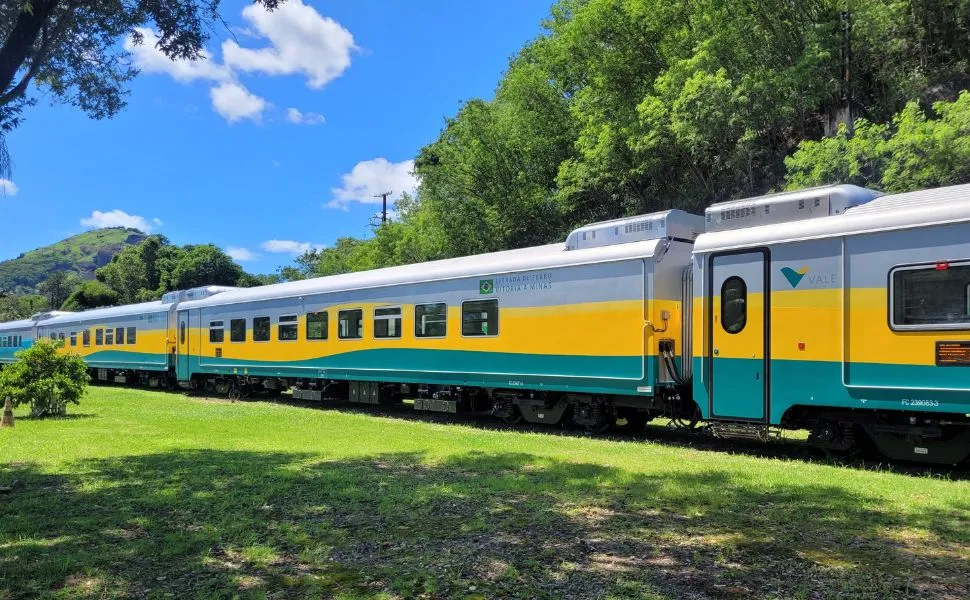 Protesto interrompe circulação de trem e viagens são suspensas nesta segunda