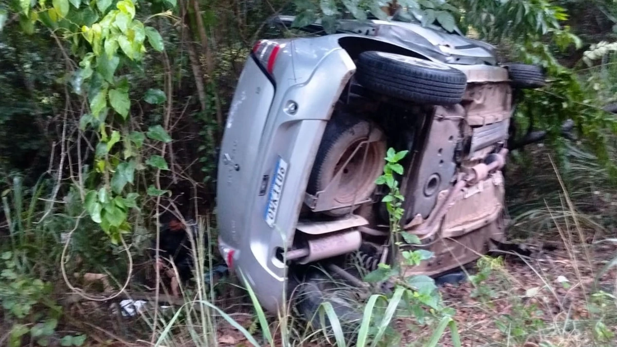 Carro capota durante ultrapassagem em rodovia de Aracruz