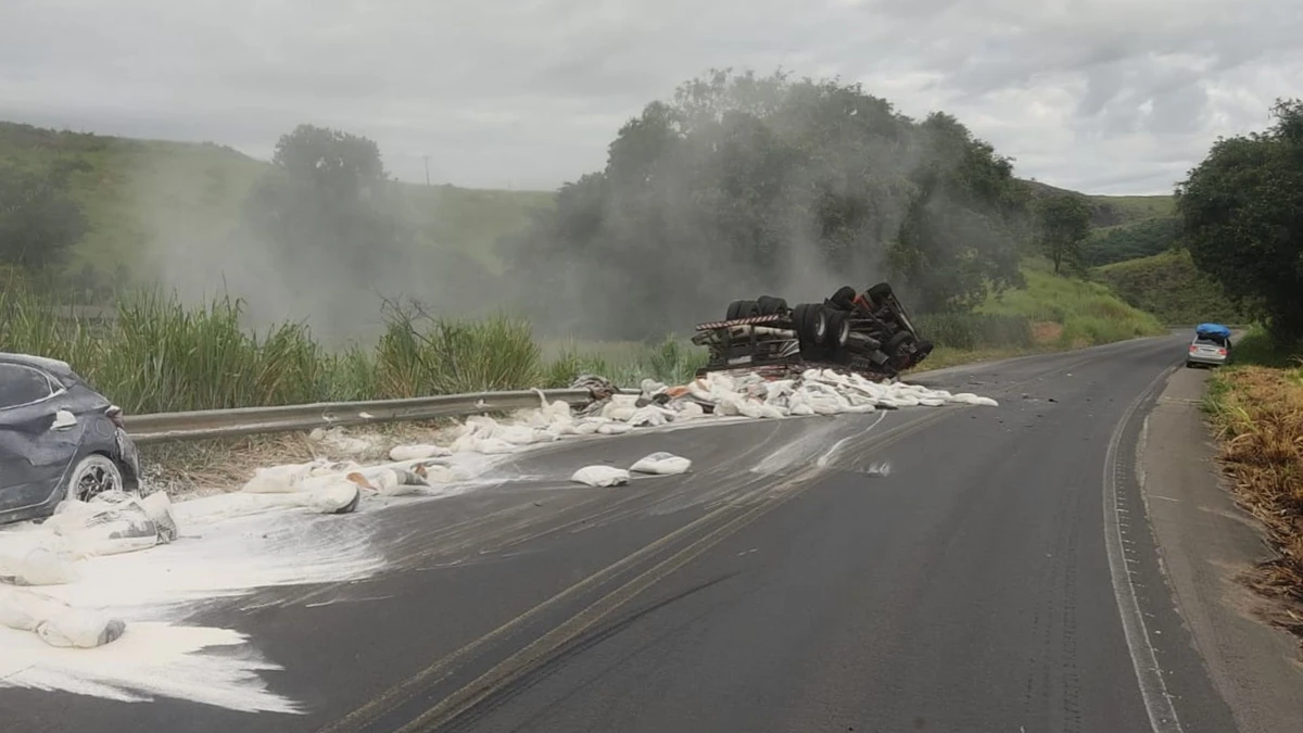 Carreta perde controle e colide com carro na BR-259, deixando quatro feridos em João Neiva