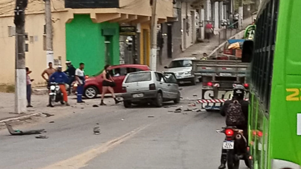 Motorista morre após grave colisão entre Fiat Uno e caminhão em Aracruz