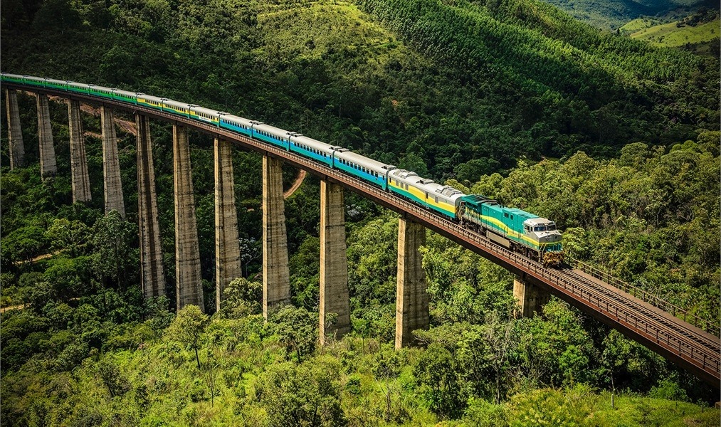 Trem Vitória-Minas segue suspenso nesta segunda