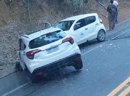 Acidente envolvendo caminhão e dois carros de passeio é registrado em Fundão