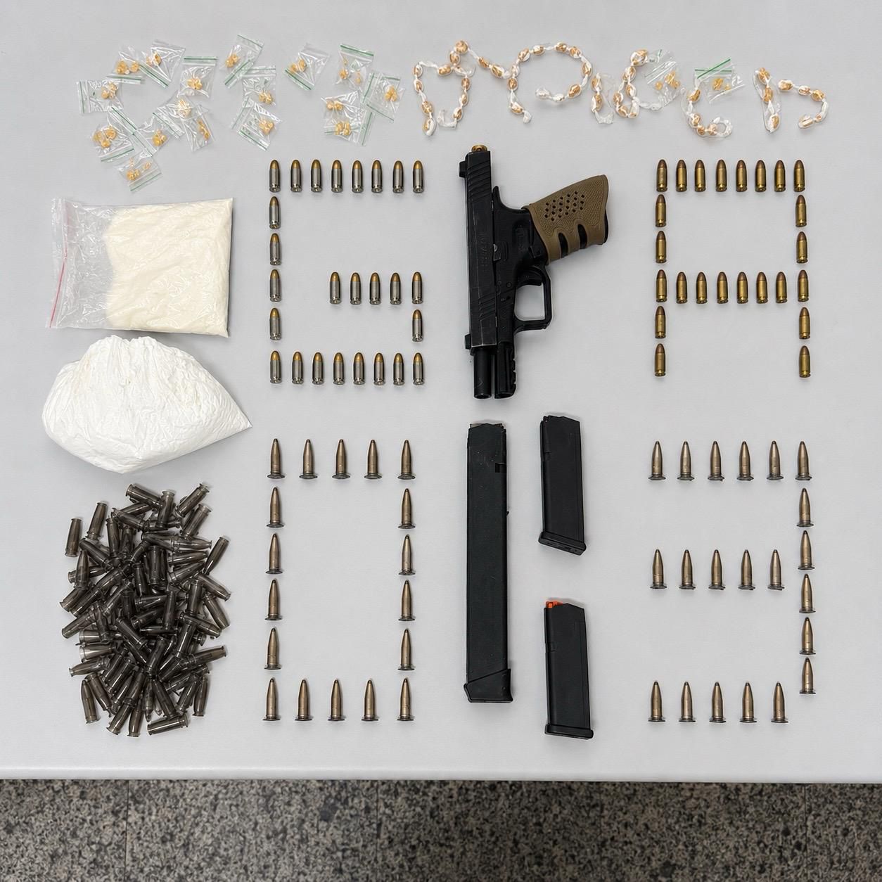 Operação da PM apreende arma, drogas e recupera veículo roubado em Praia Grande, Fundão