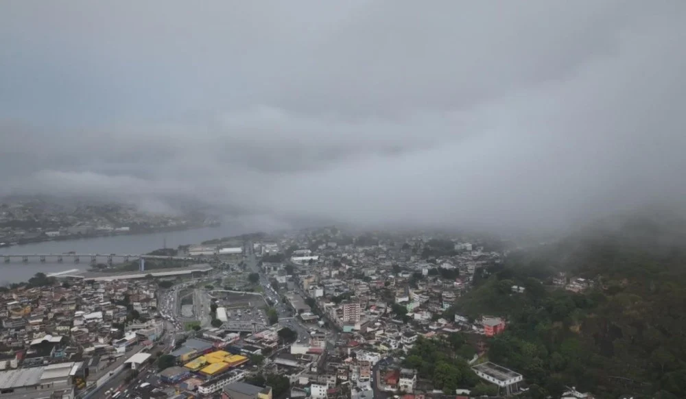 Frente fria provoca ventania e mudança no tempo com o retorno da chuva no ES