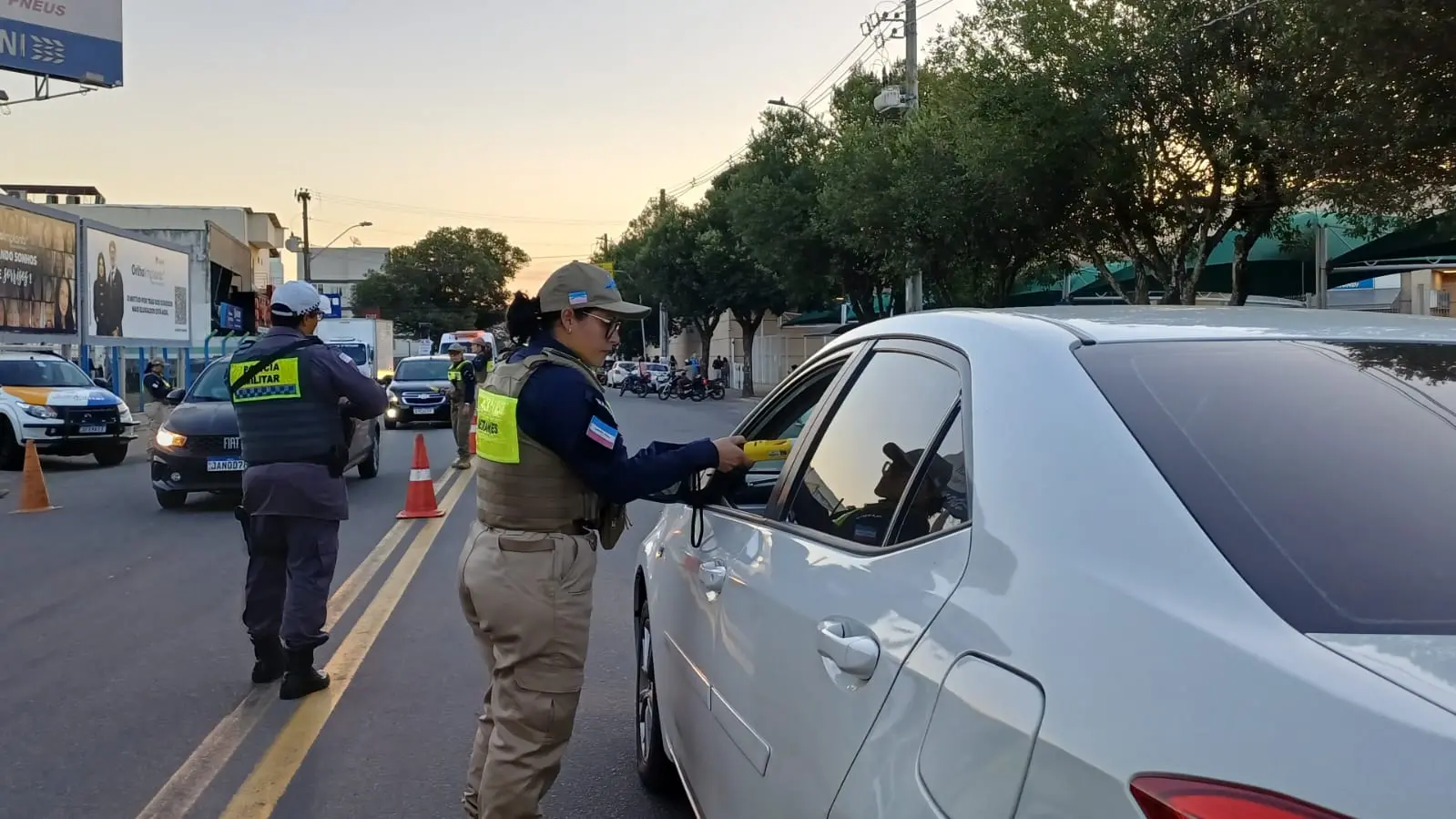 Blitze multam 46 motoristas por recusarem bafômetro em Aracruz e Colatina