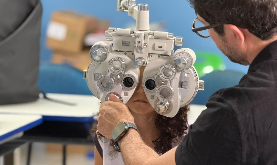 Novo Olhar inicia atendimentos e amplia cuidado com a visão de mais de 3.000 estudantes em Aracruz