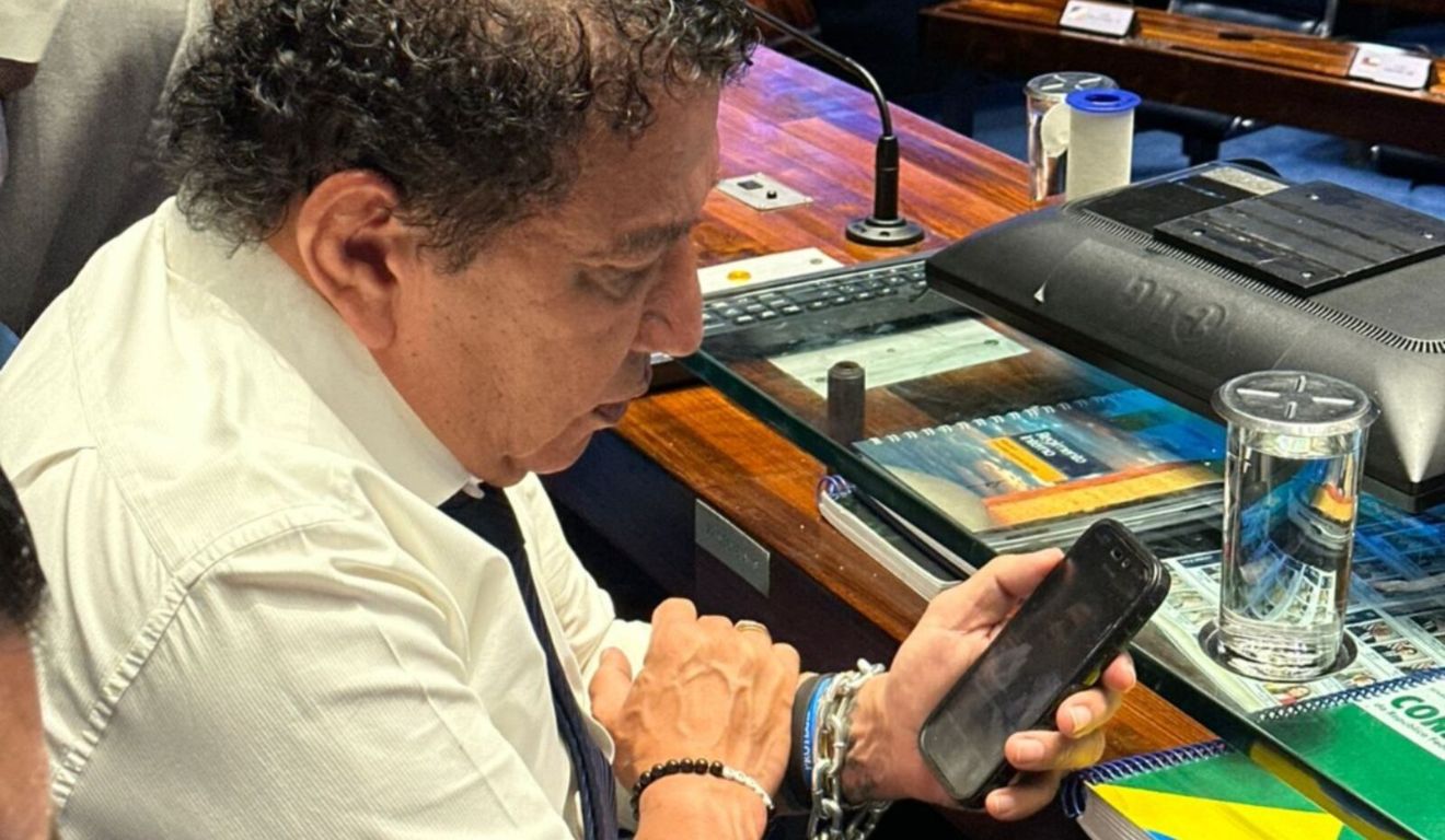 Magno Malta se acorrenta em mesa do plenário do Senado: "Não sairemos desse lugar"