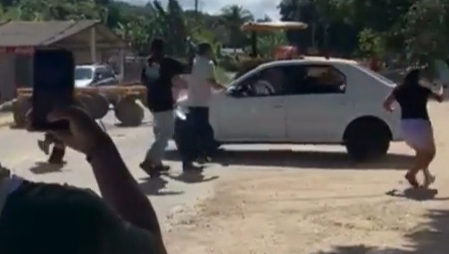 Motorista tenta 'furar' bloqueio de protesto e causa revolta em Aracruz