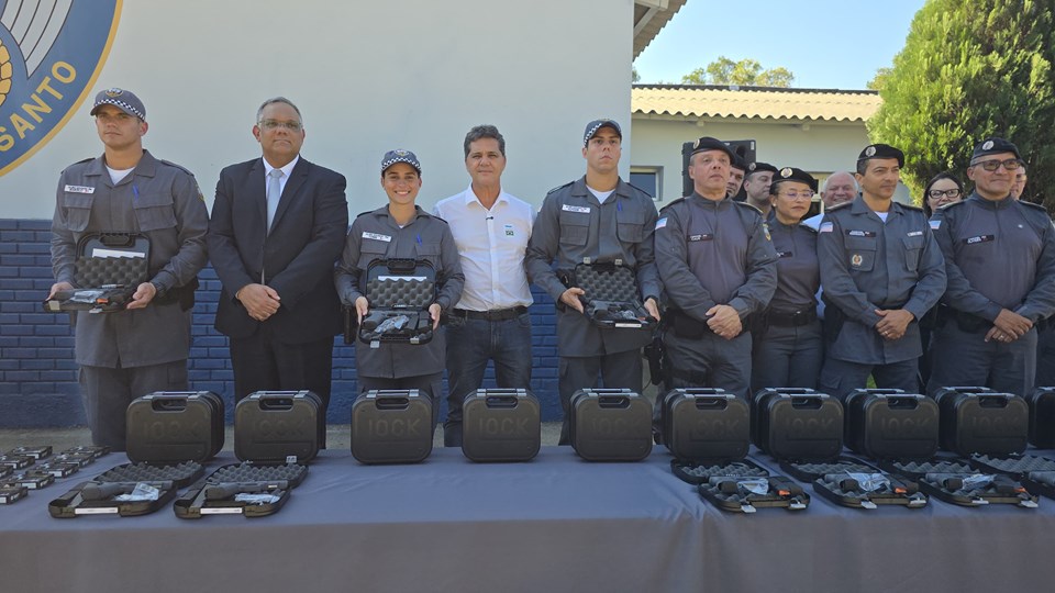 Governo do Estado entrega mais de 2 mil novas pistolas Glock à PMES